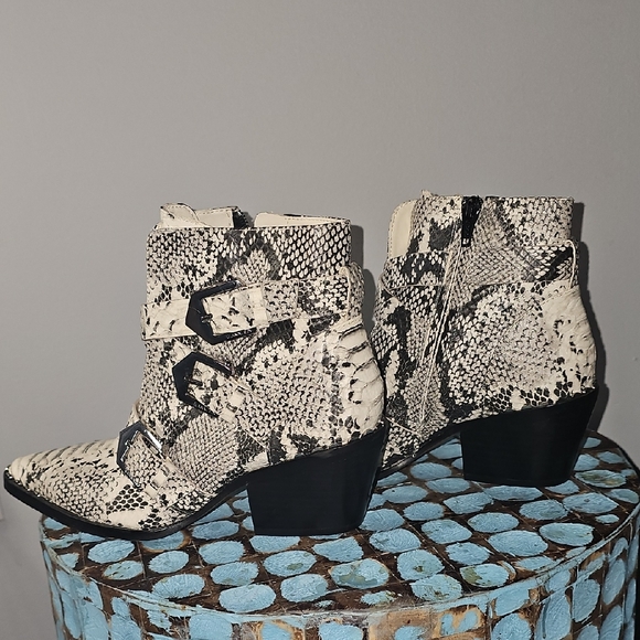 Gianni Bini Cowboy Women's Snakeskin Ankle Boots - Picture 5 of 5